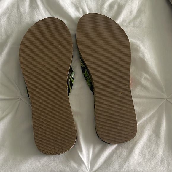 Vera Bradley Flip Flops 3 pair - Picture 3 of 8